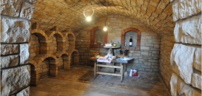 Каменный винный подвал с уличной кухней